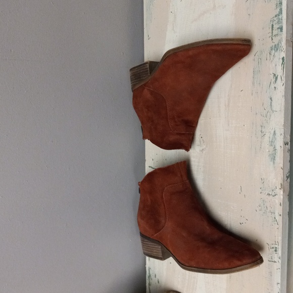 LUCKY BRAND WINE COLORED LEATHER, ZIP BACK ANKLE BOOTS - Picture 8 of 13